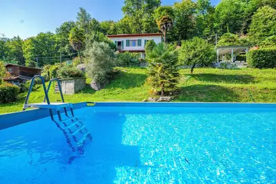 Image de Detached 3-bedroom house with private pool and dream lake view