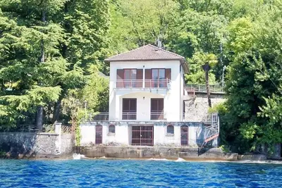 Image de 2-family house with dream lake view directly on the beach