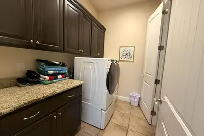 Image de Two heated pools/spas, pond, backyard w/ Bbq