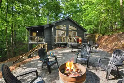 Image de Cold Plunge & Sauna! Rejuvenation Retreat, fireplace, Hot tub, firepit, Games!