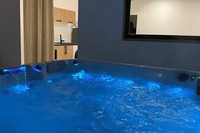Image de Love room / jacuzzi privatif / logement d’exception