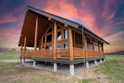 Image de 35 Minutes from Yellowstone Lux Log Home with Hot Tub, Pool Table, and Firepit.