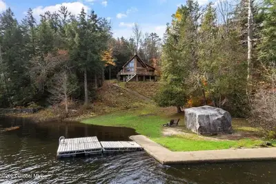 Image de Beautiful lakefront house on Paradox lake with tremendous views and privacy.
