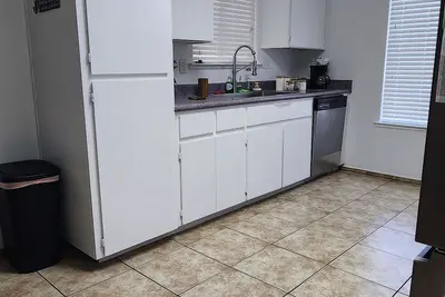Image de Home with family King bed. To Visalia 4 min. Away. Near sequoia tional park