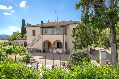 Appartement 'Casa Vacanze Podere San Giusto' avec terrasse privée, jardin privé et Wi-Fi