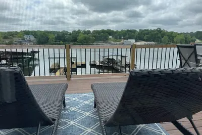 Image de Lake Front Hot Tub Retreat
