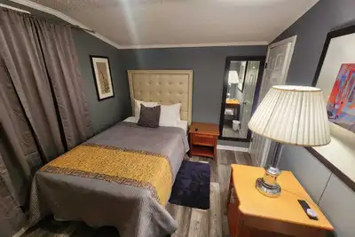 Image de Monthly Stays-Rear Cabin Only – Secluded 3br/2ba Guest House Near Downtown