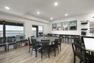 Image de Two 7 bdrm homes (sleeping 56) - private hot tubs, fire tables, & entertainment