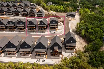 Image de Three homes (sleeping 79) golf simulator, outdoor sauna, hot tub & fire table