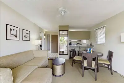 Image de Centrally Located, Top Floor Unit, W/ Ac & kitchen. Steps to Beach & Restaurants