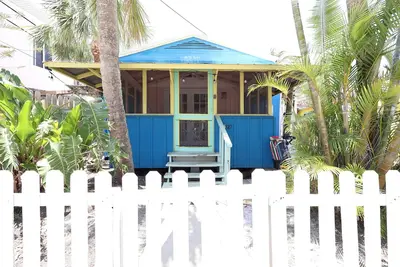 Image de Blue Dolphin Cottage steps from the beach