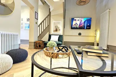 Image de Newly Renovated Gem: Free Parking & Modern Comfort