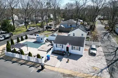 Image de Cozy beach retreat with in ground pool just 7 minutes from seaside heights