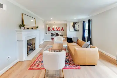 Image de Title Town Retreat: Bama Vibes & Comfort Close to Campus!