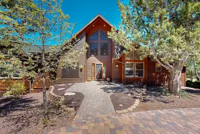 Image de Two-story home on the fairway with large deck, private hot tub, fire pit