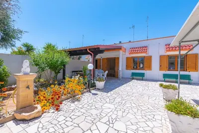 Image de Villa 350 meters from the beach with 3 bedrooms, outdoor spaces and parking.