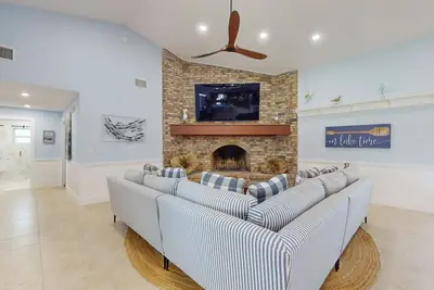 Image de Spacious home with enclosed pool, private lake access, and game room.