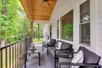Image de 3 Mi to Downtown: Home w/ Fire Pit in Forest City