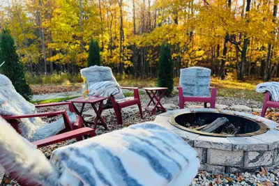 Image de Whispering woods retreat- morning yoga on the deck, Ev charging & pet friendly