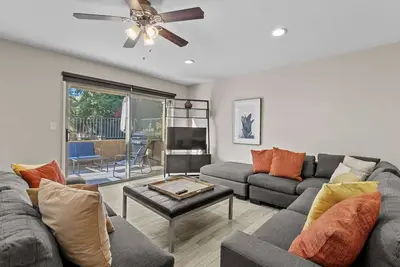 Image de Scottsdale Townhome w/ Pool, Walk to Old Town
