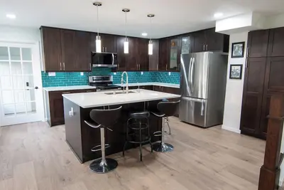 Image de Modern and Convenient Waukesha 3br home with 2 King Beds and Hot Tub