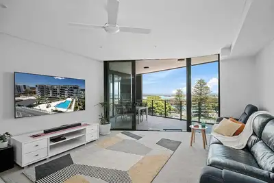 Image de Solaris 610 overlooking the lake.