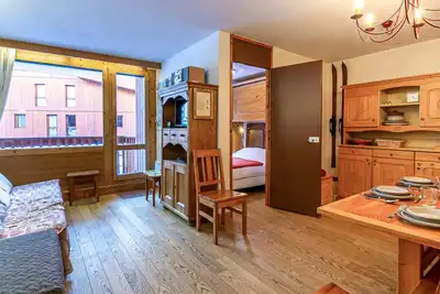 Image de Appartement tout équipé avec balcon et garage, à 10min des commerces, navette gratuite.