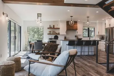 Image de Modern Whitefish Lake Home with Stunning Views and Luxury Amenities