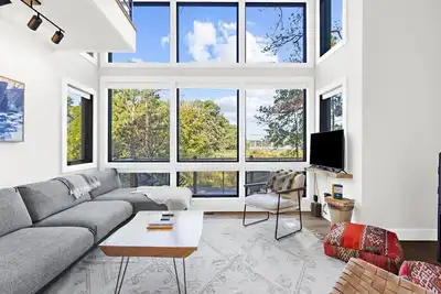 Image de Brand New Modern Rock Hall home with Water Views