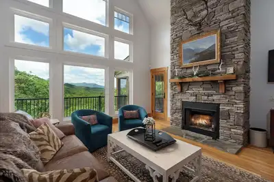 Image de Frolly Falls | 5br Luxury Home with Stunning Views, Hot Tub, Game Room and More