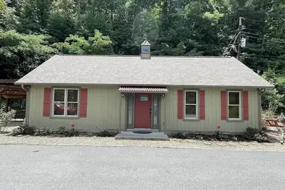 Image de Cozy/Home Serenity at It's Best. Come Stay Awhile-1 Mi From Gatlinburg Parkway!