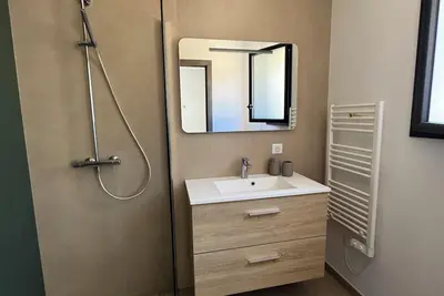 Image de Maison Contemporaine Climatisée Toute Équipée sur un terrain entièrement fermé