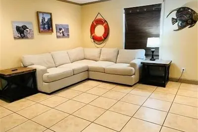 Image de 2 Boat Slips with Lifts. 2 Bedroom, 2 Bath. Large Garage.