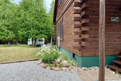 Image de Loon Loft with The Loonlet Vintage Camper on Drummond Island
