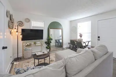 Image de Cottage 2 mi to Broadway: King Bed, Fenced Yard