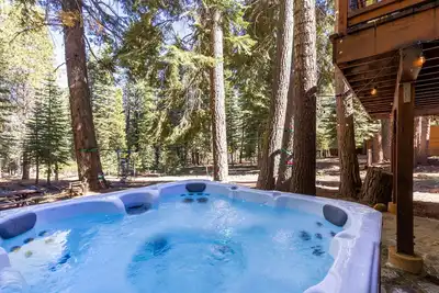Image de Private Hot Tub, Arcade Games, Backyard, Ev Charger, Fireplace, Near Donner Lake