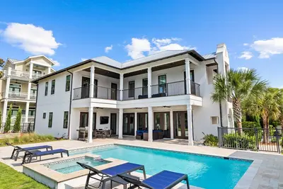 Image de Seagrove Beach retreat with private pool, spa, Bbq, fenced back yard, & 7 bikes