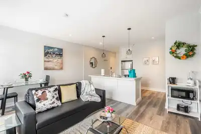 Image de Cozy Condo on James Street North