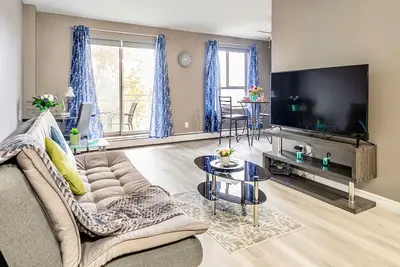 Image de Glenview West Apt w Patio - Near Downtown!
