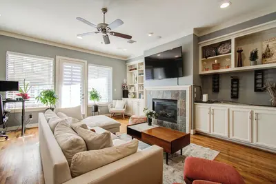 Image de Healing Home Rice Military near Memorial Park with yard, balconies and jacuzzi!