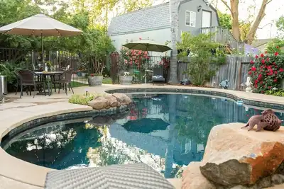 Image de Luxe Mid-Town Bungalow