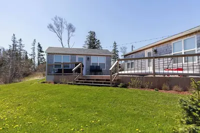 Waterfront cottage with private dock and Kayaks. 5 minutes to Lakeside Beach.