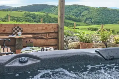 Image de Welcome to Cowlas, a rustic lodge in with picturesque views of the Welsh Hills, with hot tub.