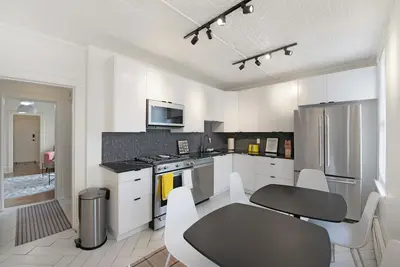 Image de Spacious Victorian with Parking Available