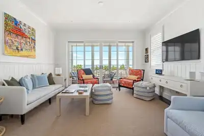 Image de Welcoming! Professionally Decorated with Panoramic Lake Views. One of a Kind!