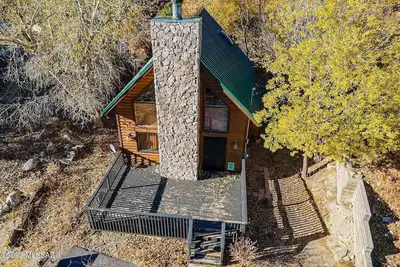 Image de Very cool family cabin with bear theme decorations, two decks and much more.