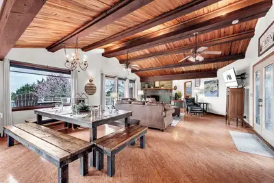 Image de Incredible Lake View/Home & Cottage/ Deck Fire Pit