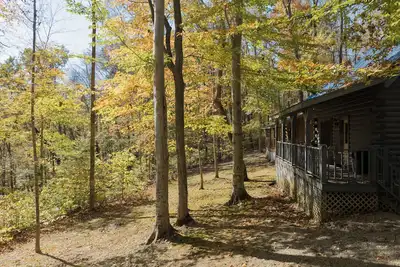 Image de Serene 3 Bed Log Cabin at Jamestown Marina, Tucked Away in a Wooded Area #303