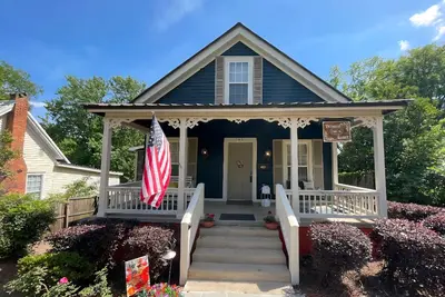 Image de Victorian Secret, entire house In Eufaula, Al. Sport enthusiasts are welcomed.