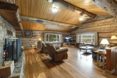 Image de 5 bedroom custom Lodge, log home. rec room, on river, fishing, open kitchen